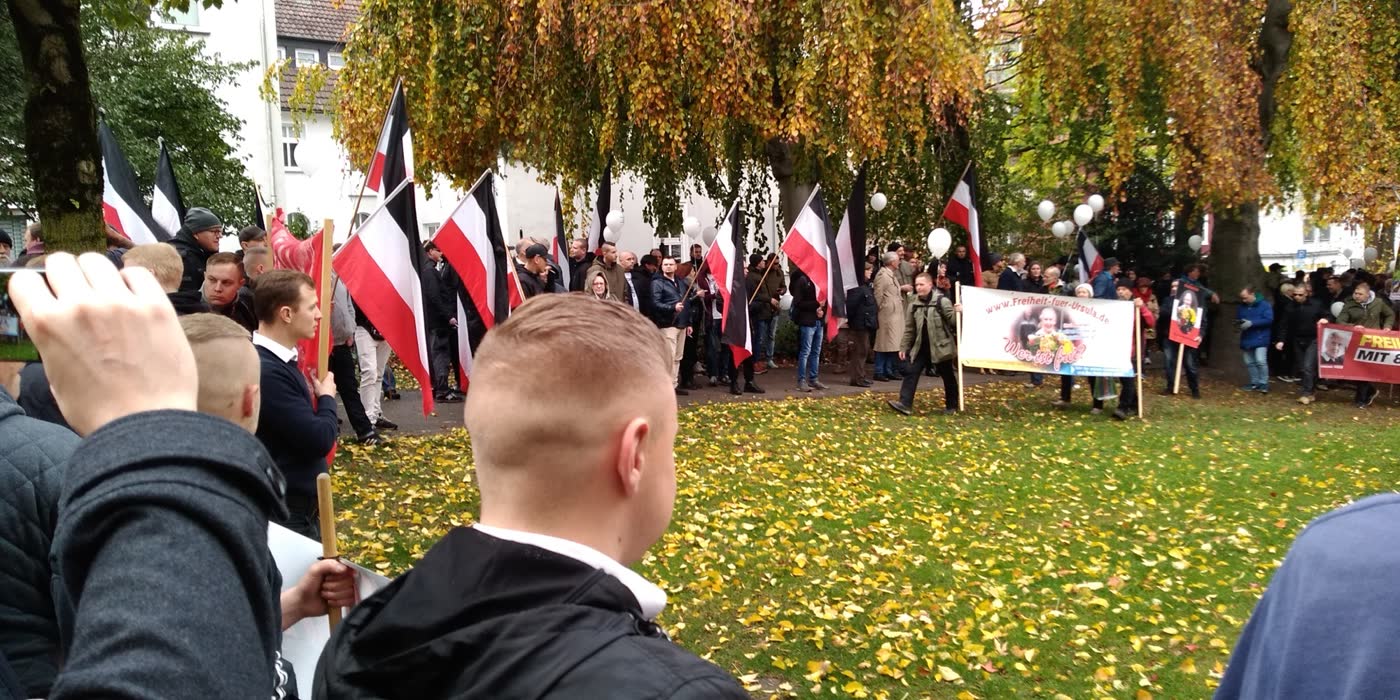 Kundgebung vor der JVA Bielefeld, 10. November 2018 — Anhänger fordern die Freilassung Haverbecks. Foto: Rüdiger Müller, Wikimedia Commons, CC BY-SA 4.0.